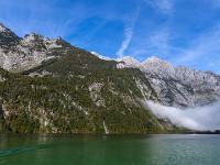 Nebelwand über dem See und freie Bergsicht